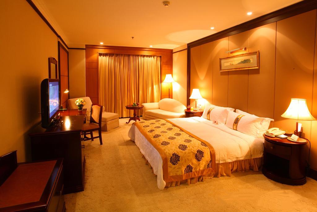 Central Plaza Hotel Dalian Exterior photo