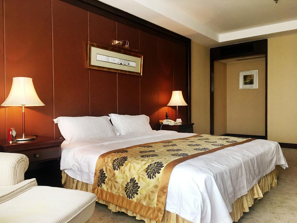 Central Plaza Hotel Dalian Exterior photo