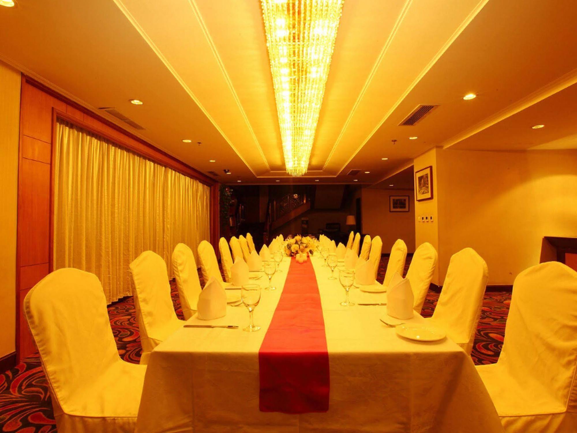 Central Plaza Hotel Dalian Exterior photo