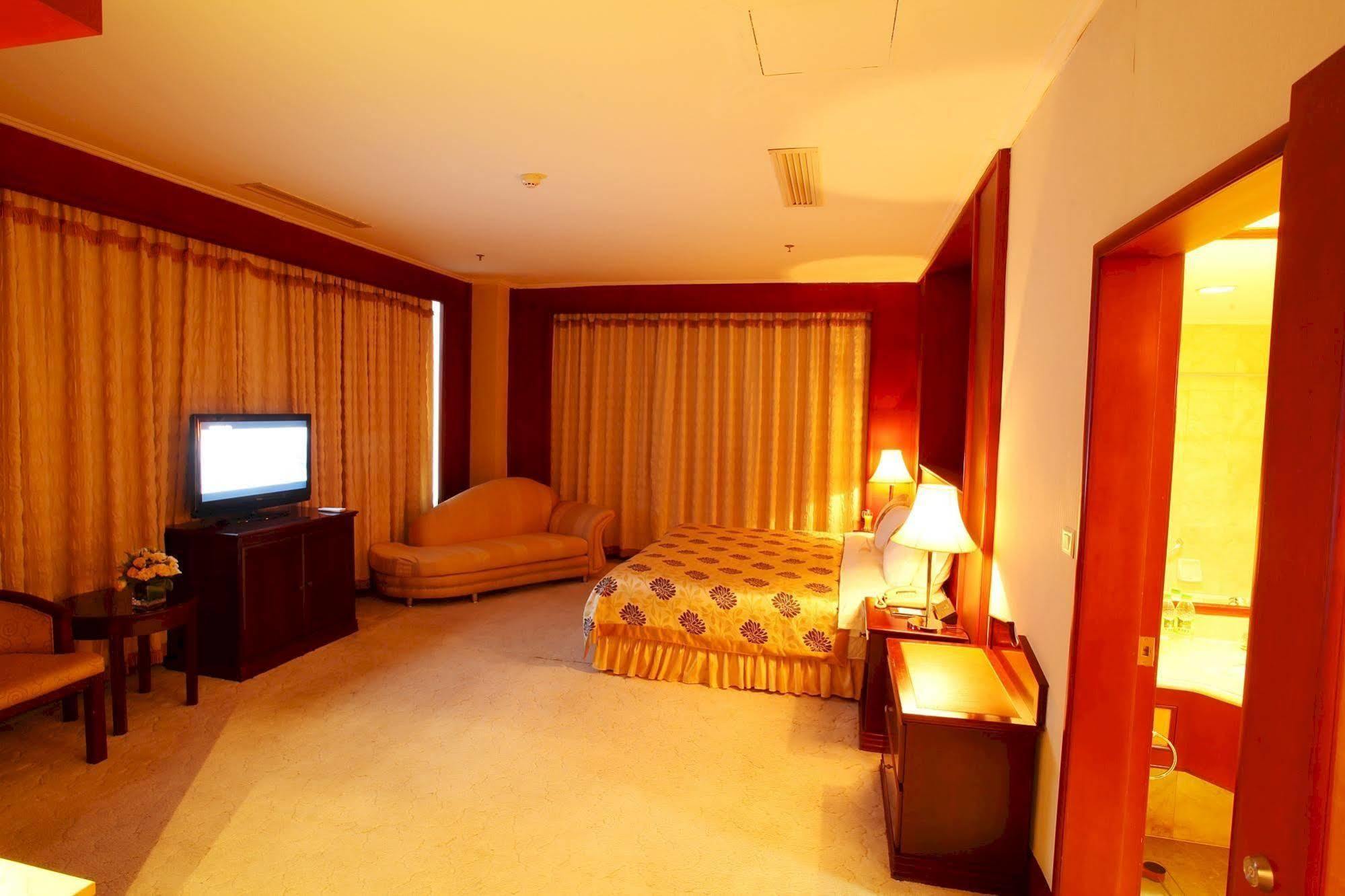 Central Plaza Hotel Dalian Exterior photo