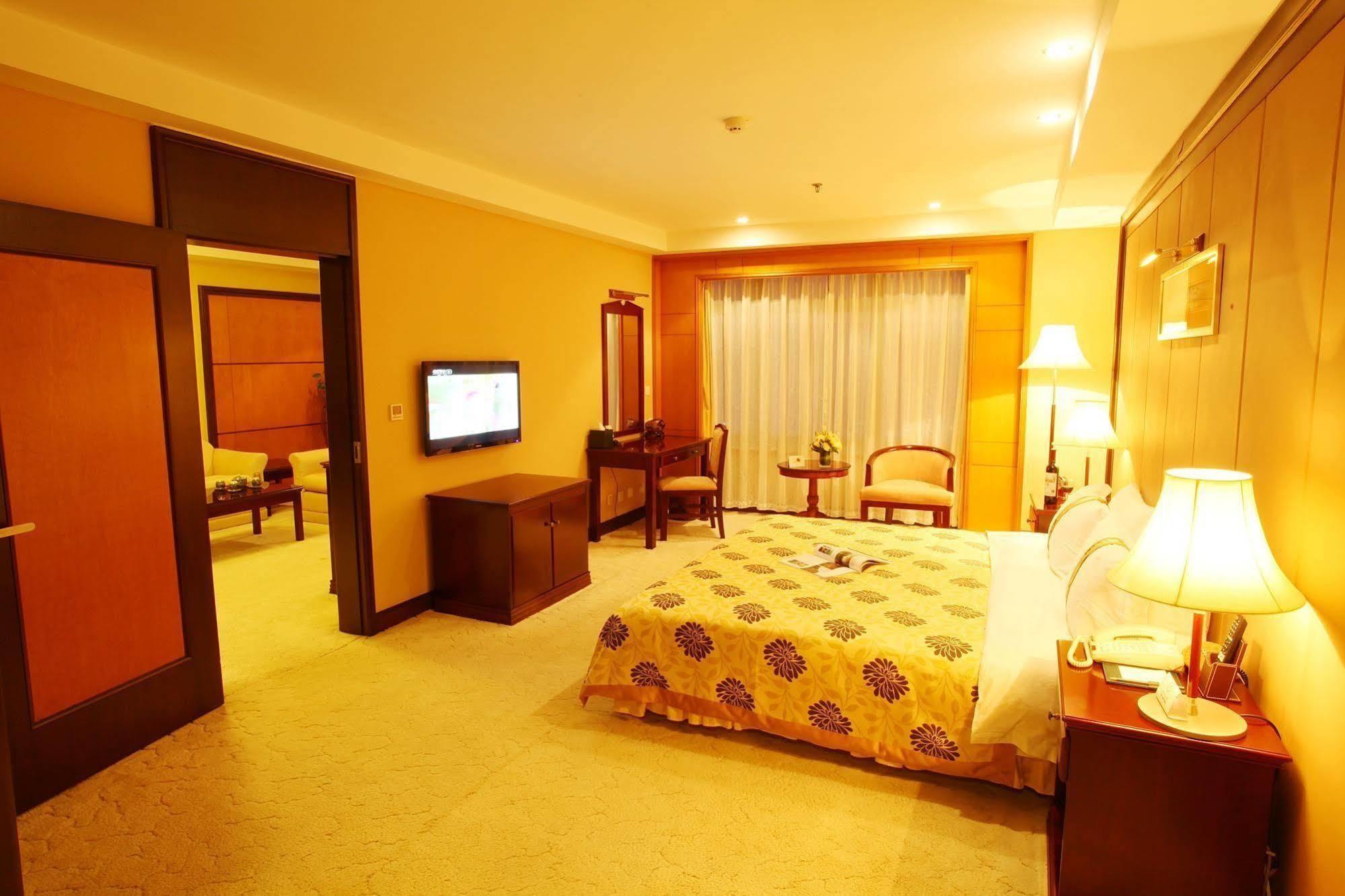 Central Plaza Hotel Dalian Exterior photo
